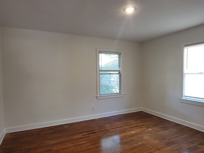 Building Photo - 3 Bedroom Brick Ranch on Basement/5 Min Drive to Downtown Atlanta