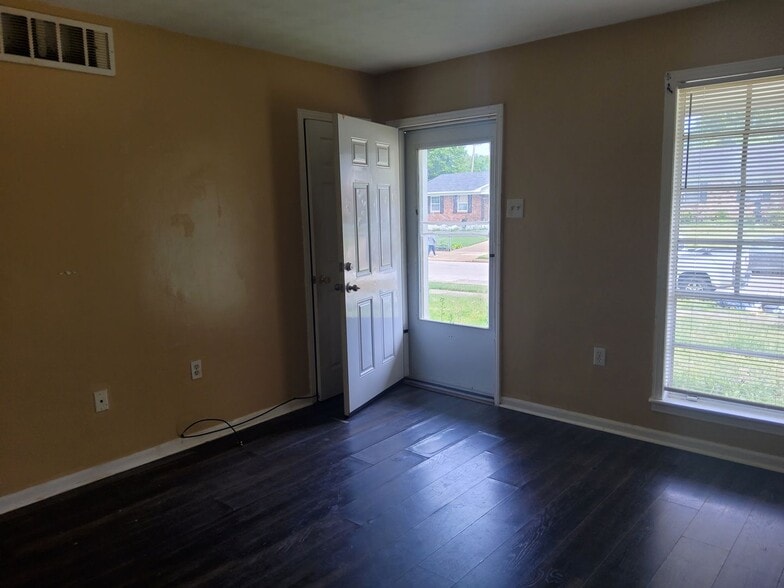Building Photo - 2771 Northmeade Ave