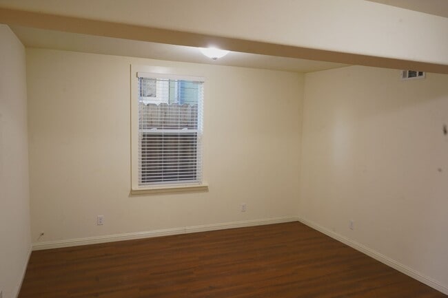 Building Photo - Encinal Avenue