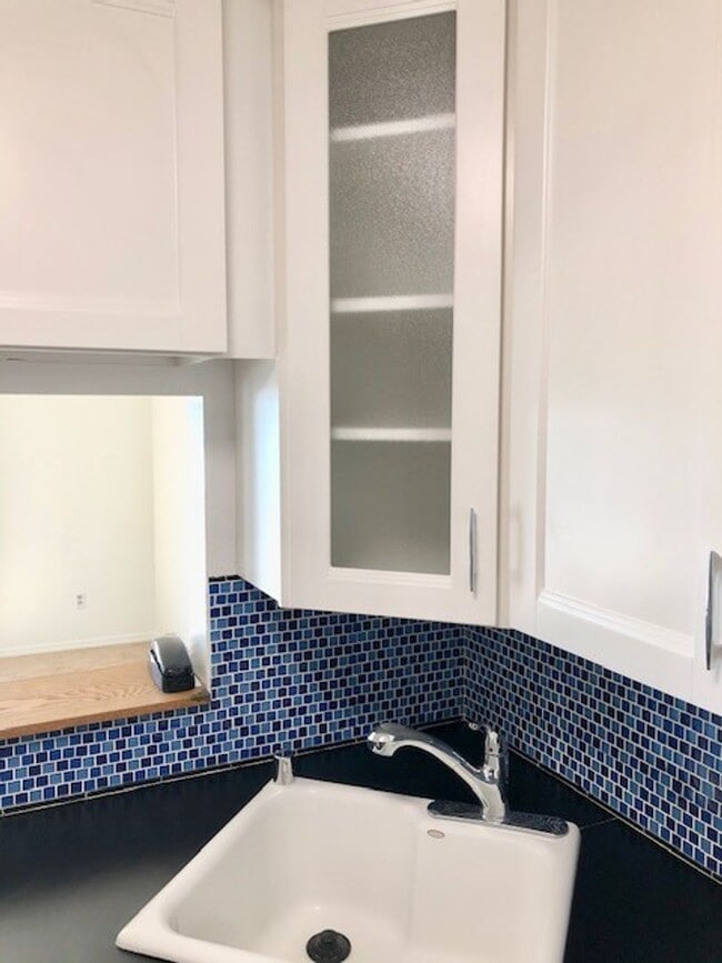 Building Photo - One Bedroom Lakefront Condo with Garage