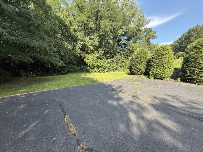Building Photo - 275 Donohue Rd