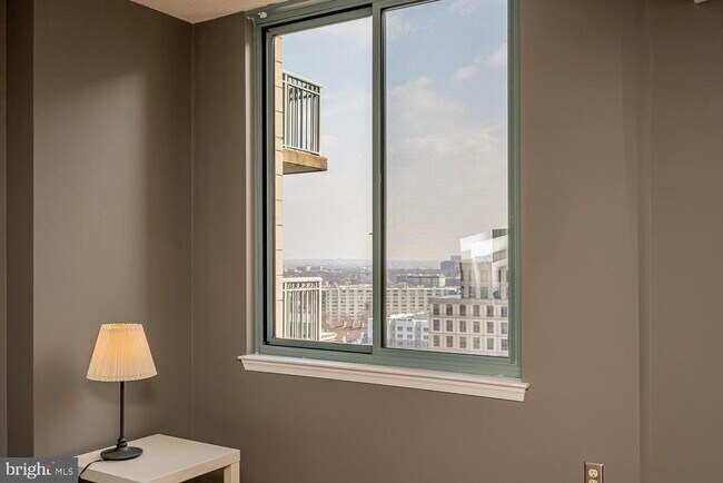 Building Photo - 851 N Glebe Rd