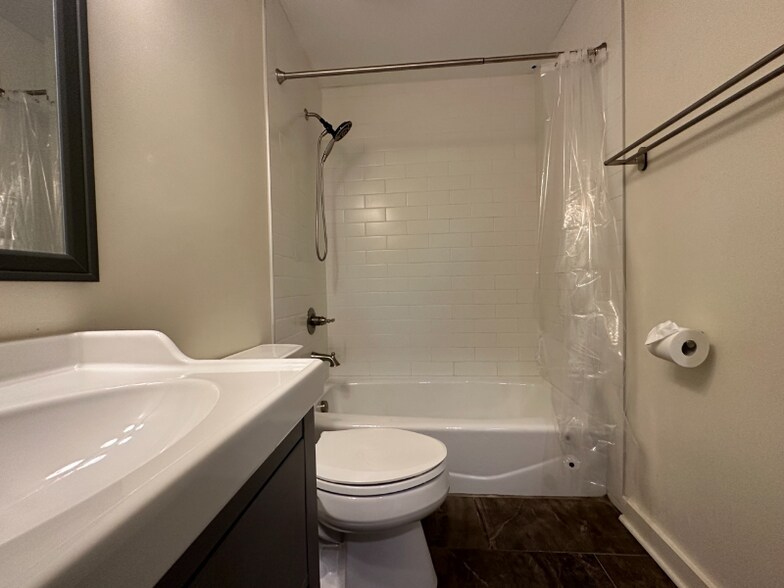 Building Photo - 507 E 7th St