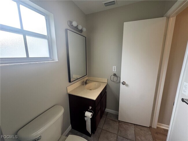 Building Photo - 7019 Cedarhurst Dr