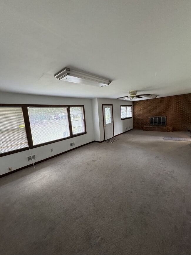 Building Photo - 3820 Orchard Rd SE