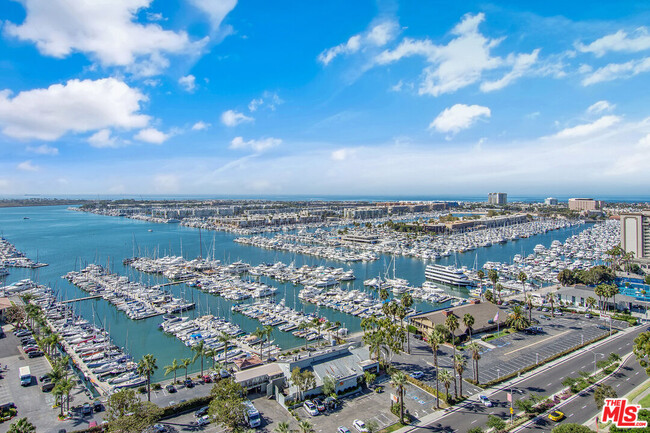 Building Photo - 13700 Marina Pointe Dr