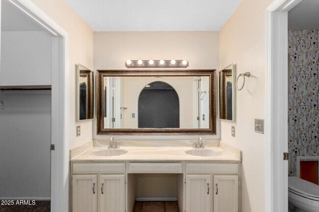 Building Photo - Spacious 5-Bedroom Home in the Heart of Sc...