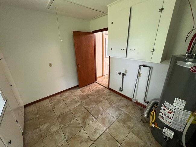 Building Photo - Baker's Historic Buffwood Subdivision, 3 bedroom, 2 bath home loaded with amenities