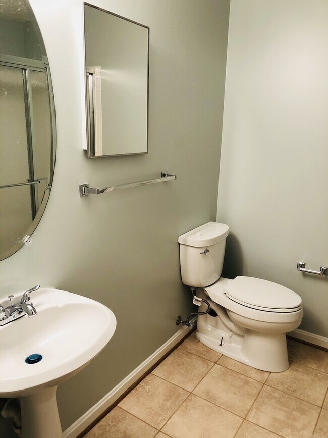 Building Photo - Available NOW!! HOME IN PARK RIDGE