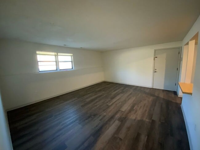 Building Photo - 2 Bedroom Apartment