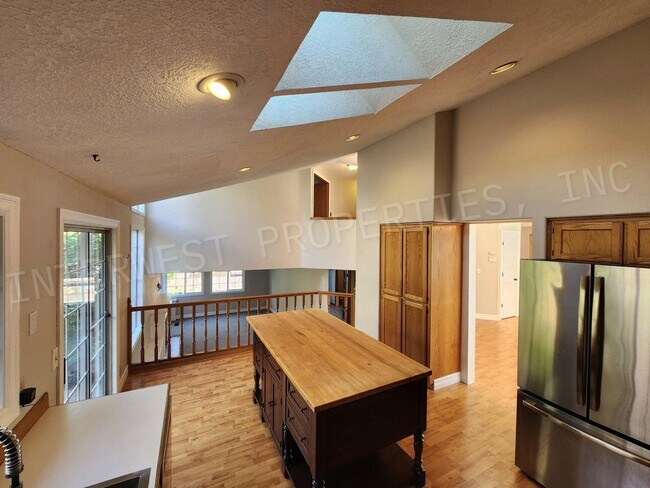 Building Photo - 4+ Bedroom Tigard Home With a Beautiful Vi...