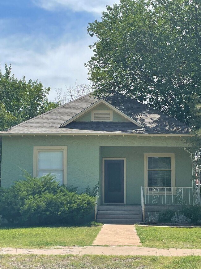 3 br, 2 bath House 704 N Lea (557) 704 N Lea Ave Roswell NM 88201