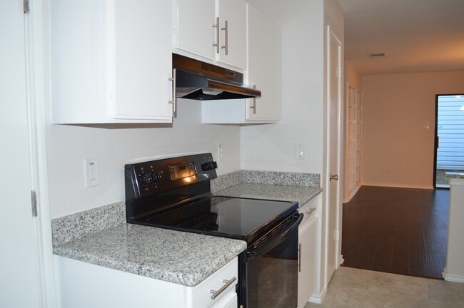 Building Photo - Newly remodeled 3 bed 2 bath