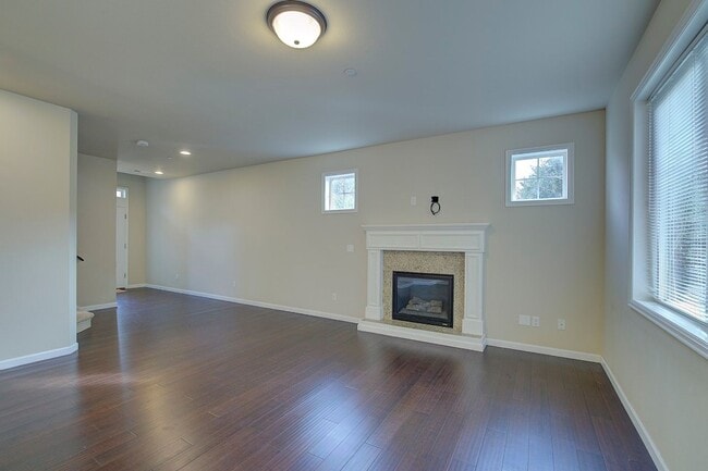 Building Photo - 4Bd/2.5Ba Lynnwood House