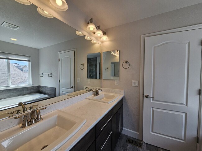 Building Photo - 1385 Castle Creek Cir