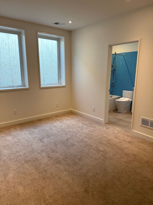 Building Photo - Silver Maple Stunning