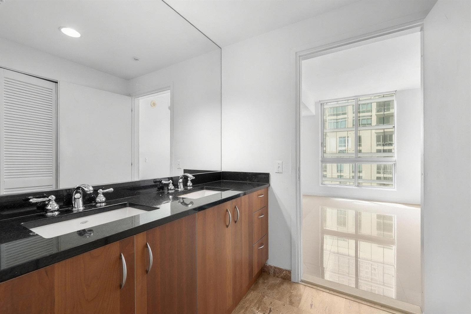 Building Photo - 300 S BISCAYNE Blvd