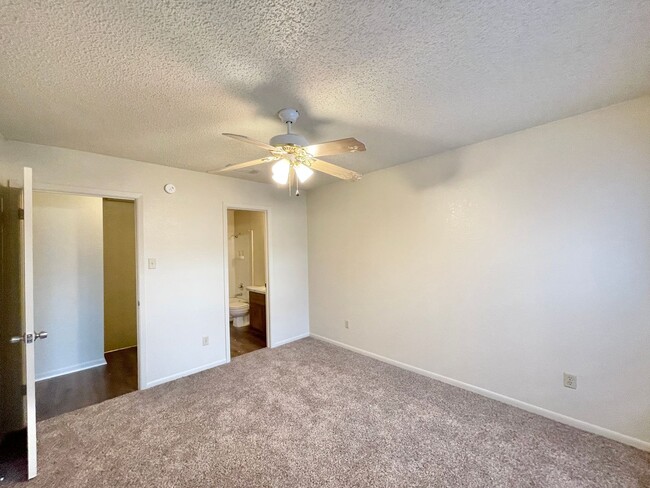 Building Photo - 3004 Chaucer Dr