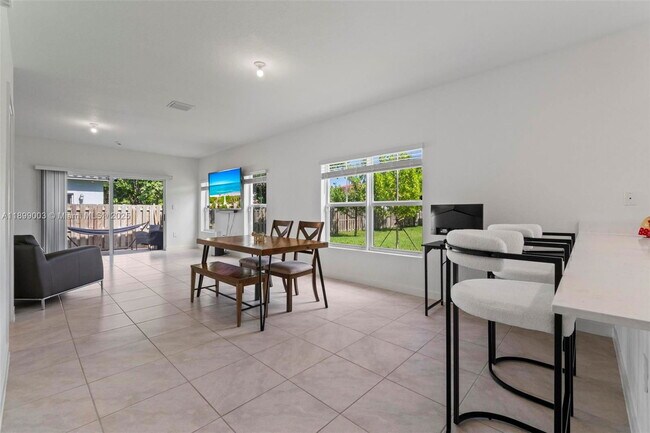 Building Photo - 377 E Palm Dr