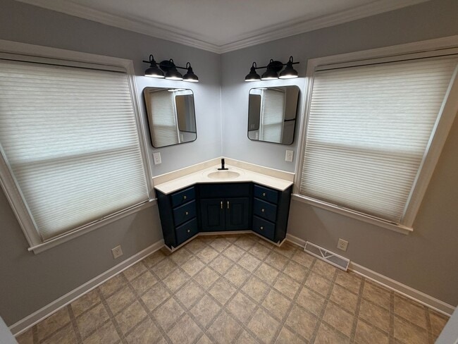 Building Photo - 2 Bedroom 2 Bath Brick rental home in Western Alamance county Fenced Yard 30x40 Garage custom Kit...