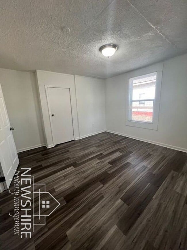 Building Photo - 458 Arch St