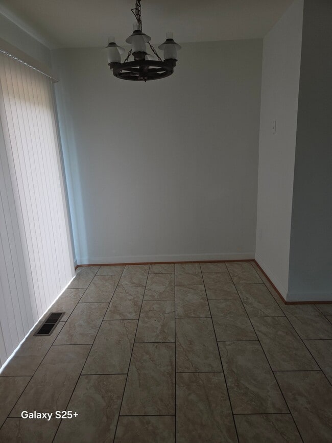 Building Photo - 27 N Pendleton Ct