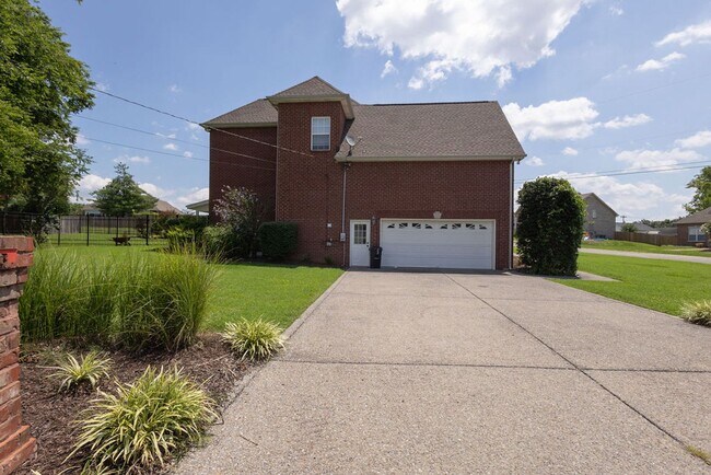 Building Photo - 100 Strathmore Ct