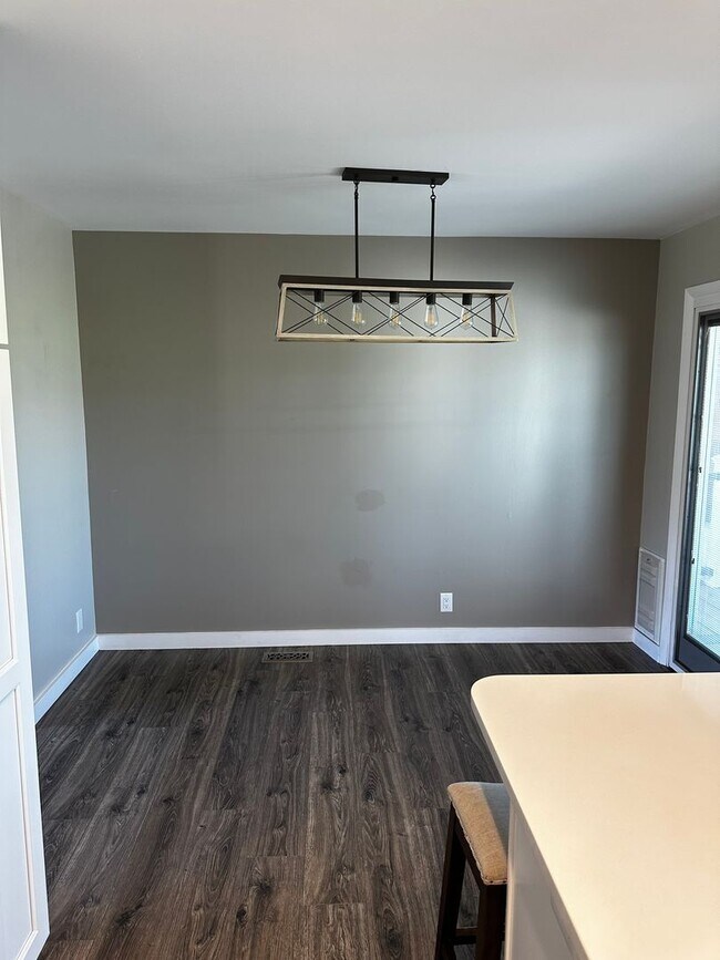 Building Photo - Beautifully Updated Two-Story Home in Sandy — Mountain Views & Big Backyard!