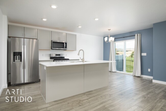 Building Photo - Beautiful Townhome in Lehi