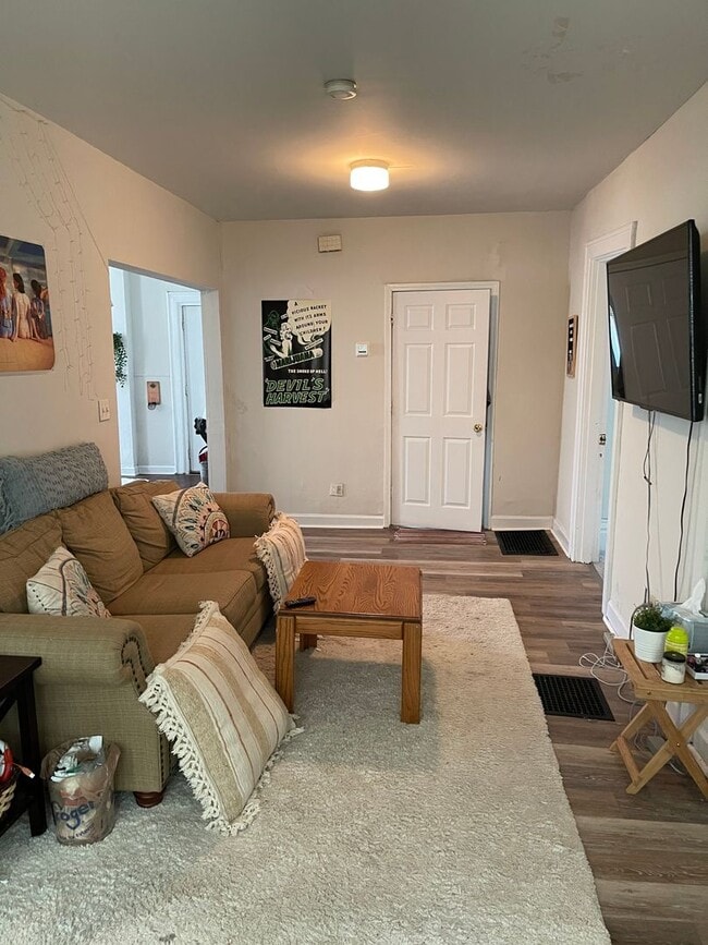 Building Photo - 416–1 E. Maxwell – Walk to Campus, Live in...