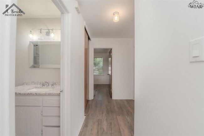 Building Photo - 5017 Kingston Dr