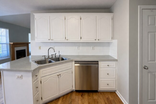 Building Photo - 3 Bed 2 Bath + Bonus Room