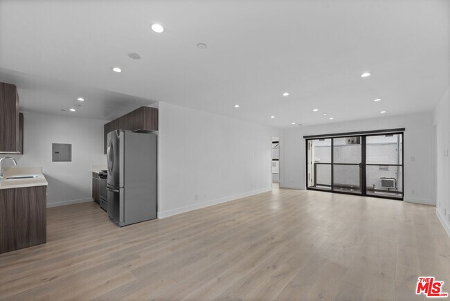 Building Photo - 725 N Alfred St