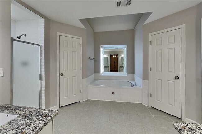 Building Photo - 5025 Oak Hollow Dr NW