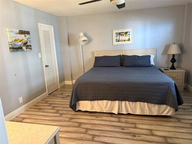 Building Photo - 1161 Hillsboro Mile