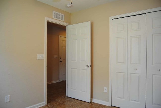 Building Photo - On the Pond in Timber Creek!