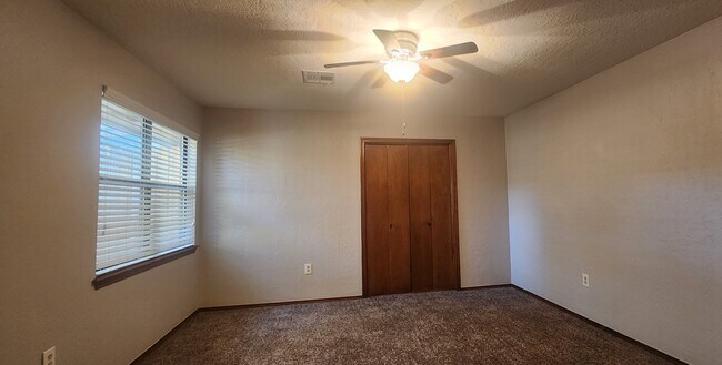 Building Photo - 907 NE Tortoise Dr