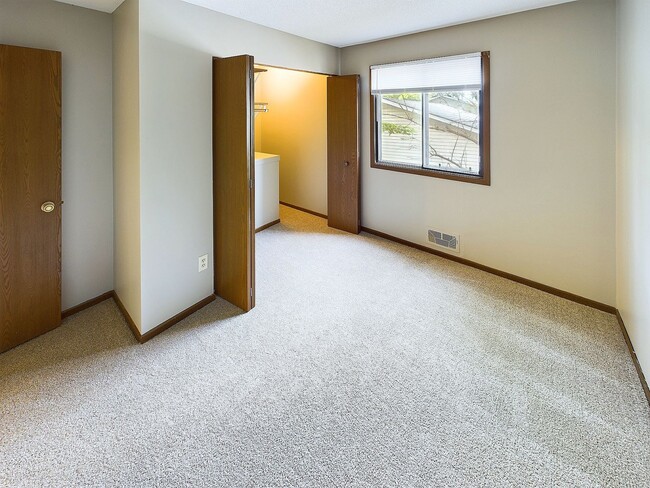 Building Photo - Maple Grove 3BR Townhome, Fully Remodeled