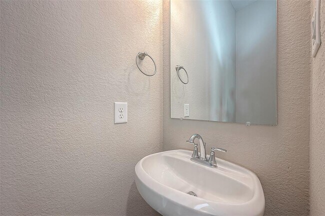 Building Photo - 8700 Laurel Crest Dr
