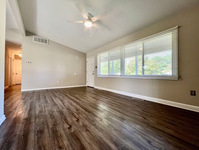 Building Photo - 3-Bedroom Home In Laurel Manor - Fenced Ba...