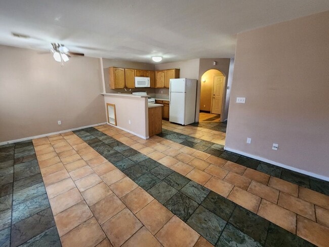Building Photo - Beautiful 3 Bedroom & 2 1/2 Bath Condo.
