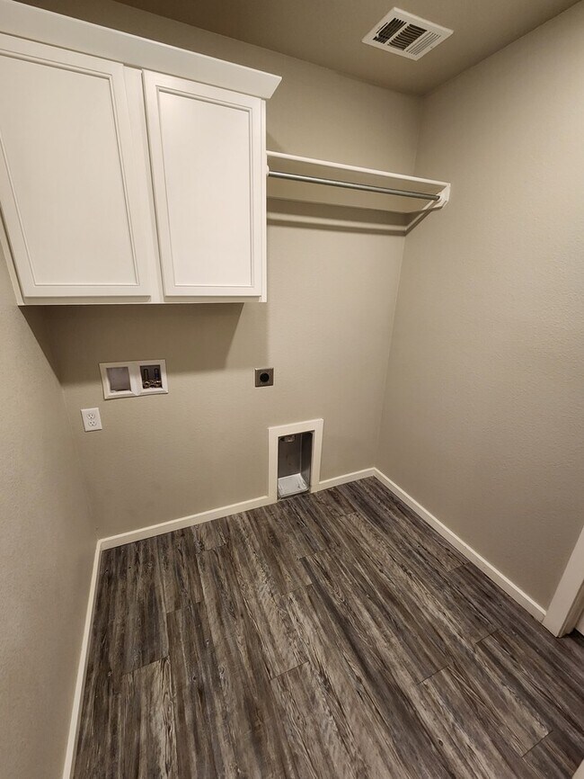 Building Photo - In Lone Star Trails! 3 bed 2 bath, 2 car garage