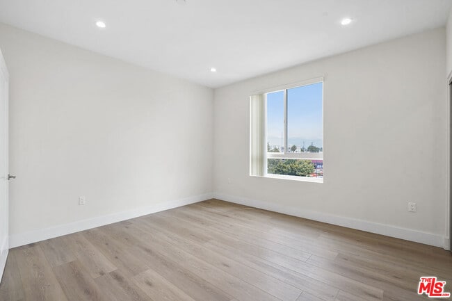 Building Photo - 11042 La Maida St