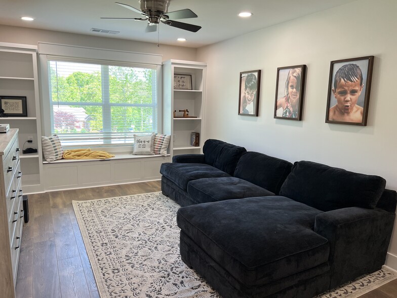 Large loft space with built in cabinets - 1608 Alcovy Ridge Xing