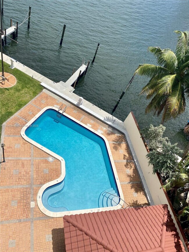 Building Photo - 1632 S Bayshore Ct