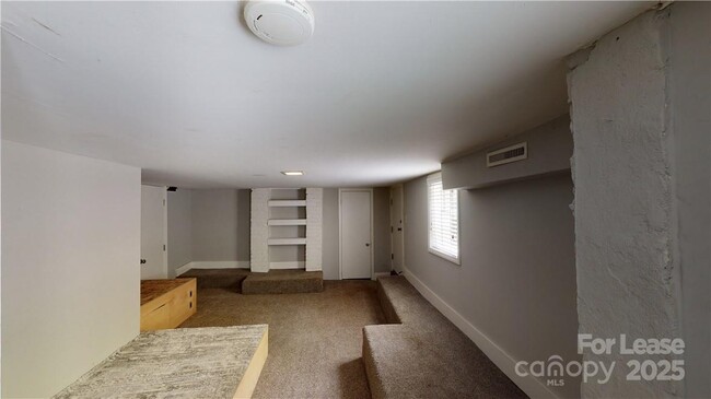 Building Photo - 428 Hawthorne Ln