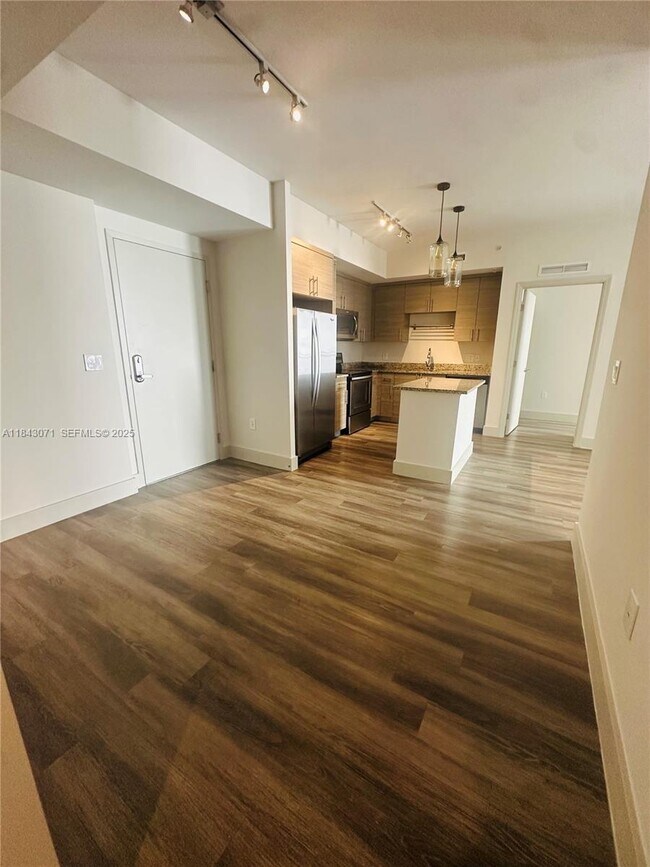 Building Photo - 817 SE 2nd Ave