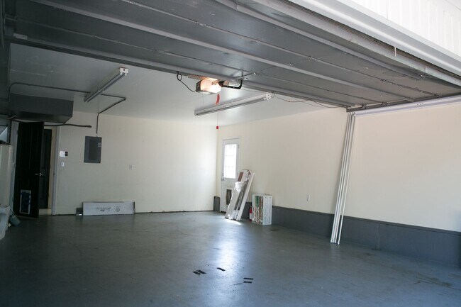 Building Photo - 4 bedroom 3 bath house for rent- Great location in Milwaukie, OR!