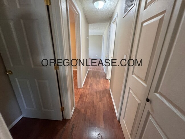 Building Photo - Large 5 bedroom North Eugene Home with lar...