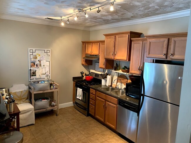 Building Photo - 2105 English Village Ln